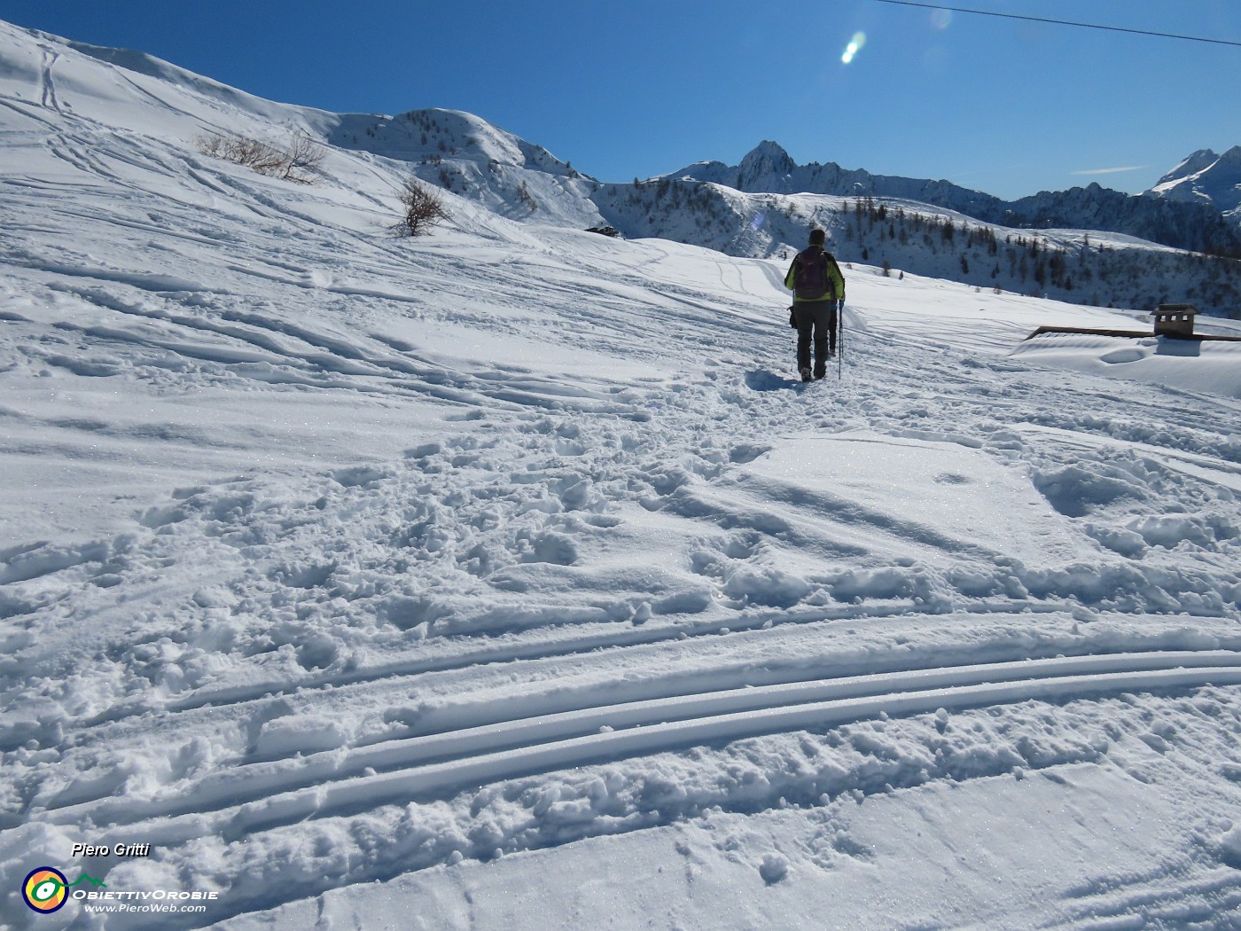 23 Proseguiamo in saliscendi pestando neve battuta.JPG